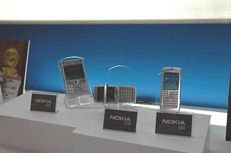 ノキアでは、Symbian OS v. 9.1を装備し、無線LANを搭載したどのキャリアでも利用できるSIMフリーのGSM/WCDA端末を展示。3機種とも基本的な機能は同等で、VoIP、プッシュ・ツー・トーク機能、SIPベースの豊富なIP電話機能を備える。左の2機種はフルキーボードも装備。