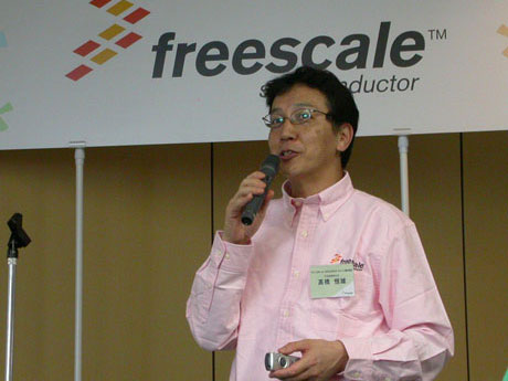 　フリースケール・セミコンダクタ・ジャパンは8月14日、電子工作を通して「ものづくり」の楽しさを体感してもらうことを目的に、小学校高学年および中学生を対象とした「夏休み電子工作教室」を秋葉原ダイビル（東京都千代田区）で開催。2006年7月3日に実施された「電子工作キット制作コンテスト」で小中学生向けキット部門の部門賞を受賞した作品「HC08ミニマイコン扇風機」を題材に、参加者24人が電子工作に挑戦した。