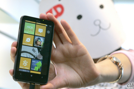 見て！ ここでは日本ではまだ未発売の「Windows Phone 7」が搭載された携帯電話を実際にさわることもできるのよ！