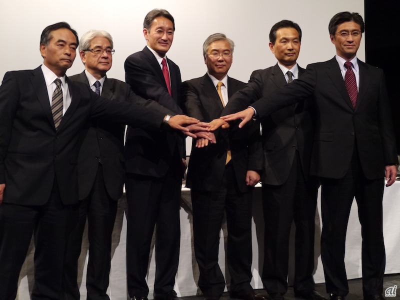 平井一夫社長（左から3人目）を支えるソニー幹部。鈴木国正氏（右端）の姿も見える