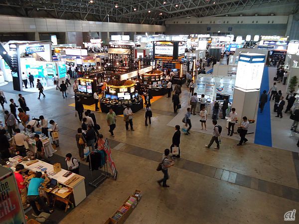 ネットワーク関連技術のイベント「Interop Tokyo 2012」が6月13～15日（コンファレンスは6月12～15日）幕張メッセで開催された。SDN（Software Defined Network）、OpenFlowのユースケースが多数展示、展示会初日の13日は約3万7000人が足を運んだ。