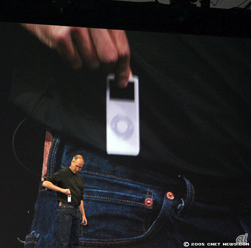 iPod nanoをジーンズのポケットから取り出すスティーブ・ジョブズ