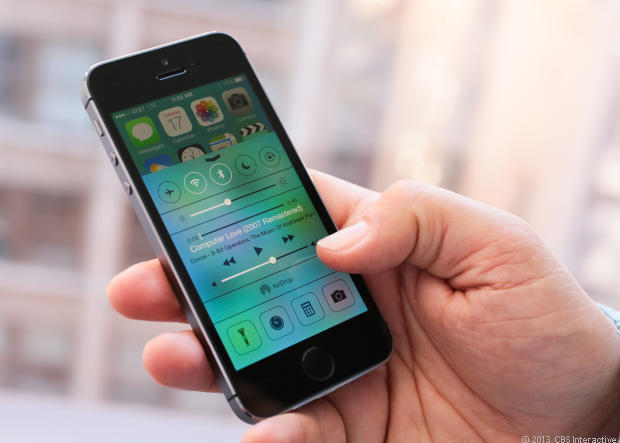 　「iPhone 5s」は、Appleの最新主力スマートフォンで、米国時間9月20日より発売されている。iPhone 5sには、ゴールドカラーが選択肢に加わったほか、高速化した64ビット「A7」プロセッサ、指紋スキャナなど新たな特長が多数ある。3種類のストレージオプションがあり、契約付きで199ドルから入手できる。
