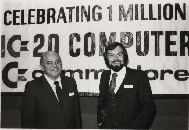 John W. Mauchly氏とJ. Presper Eckert氏

　この写真には、John W. Mauchly氏（左）とPresper Eckert氏（右）がGladeon Barnes少将と一緒に写っている。Mauchly氏とEckert氏は、初の汎用コンピュータ「ENIAC」と、一般向けに発売された最初のコンピュータの1つである「UNIVAC I」を開発した。