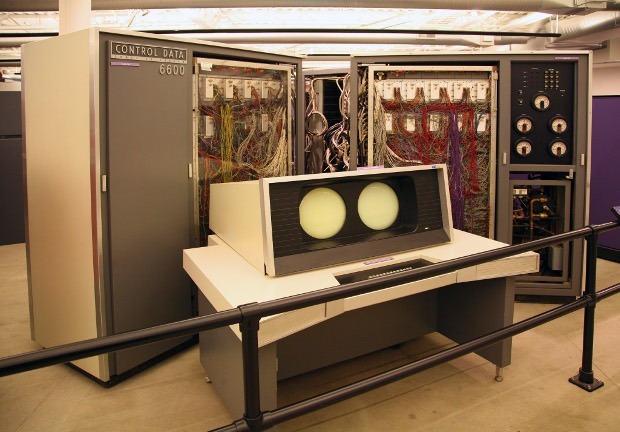 ASCI Red
　スーパーコンピューティングから距離を置いてきたIntelは、MIMD型を採用すれば、専用のベクトルプロセッサを使わなくても低価格のスーパーコンピュータを作れるのではないか、と考えた。そして1996年、「ASCI Red」はIntelの考えが正しかったことを証明する。

　ASCI Redは200MHzの「Pentium Pro」を6000個以上使って、1テラフロップス（1兆フロップス）の壁を破った。ASCI Redは何年もの間、世界最速で、最も信頼性の高いスーパーコンピュータの座を守った。