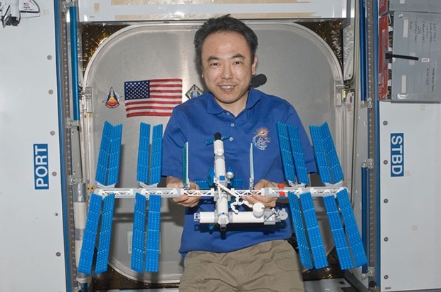 　驚くべき点がプロジェクト自体ではなく、そのプロジェクトの性質にあるという場合もしばしばある。ここで紹介するものがそれに当たる。国際宇宙ステーション（ISS）内で組み立てられた、LEGOでできたISSのミニチュアモデルだ。

　日本人宇宙飛行士の古川聡氏は、組み立てのために（そして、すべての小さな部品があちこちに飛んでいってしまわないようにする）ために、ビニールのグローブボックスの中でこのミニチュアを作り上げた。古川氏の動画による説明はYouTubeで視聴可能だ。

