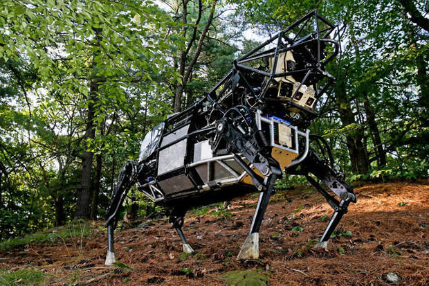 Boston Dynamicsのロボット「LS3」。起伏のある地形にも対応する。提供：Boston Dynamics
