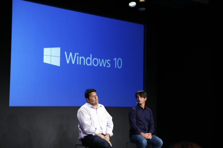 Windows 10のデモを9月30日にサンフランシスコで開催のプレスイベントで披露したMicrosoftのバイスプレジデントJoe Belfiore氏（右）とTerry Myerson氏