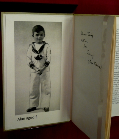 2. Turing少年（5歳）

　2012年にブレッチリーパークで開催された、Alan Turing氏の生涯をテーマとした展示での1枚。TechRepublicのNick Heath記者の記事による写真だ。