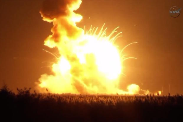 「Antares」ロケットが打ち上げ後に自爆

　10月末、Orbital Sciencesが開発した無人ロケットは、バージニア州の発射台から打ち上げられた後、爆発した。2014年に宇宙分野で起こった出来事の中では、特に注目に値するものの1つとなった。この事故で死者や負傷者は出ていない。

　「Antares」ロケットは国際宇宙ステーション（ISS）への補給品を搭載していたが、打ち上げから6秒後に自爆した。これは、そのまま継続すれば、より大規模な問題が発生すると予想される場合に行われる手順だ。

　まだ、1件か2件の契約の破棄につながる可能性が残っている。SpaceXの最高経営責任者（CEO）であるElon Musk氏は、Antaresロケットが打ち上げ時に爆発する2年前に、そのロケットのことを「ジョーク」だと言っていた。