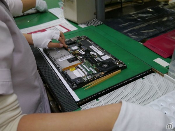 レノボ・ジャパンは3月18日からNECパーソナルコンピュータ米沢事業場（山形県米沢市）でノートPC「ThinkPad」のCTO生産を開始した。ここでは、生産ライン現場を画で見てみる（関連記事）

NECブランドのノートPCの組み立てはわずか5mという短いライン長（写真）。3人で組み立て、検査、梱包する
