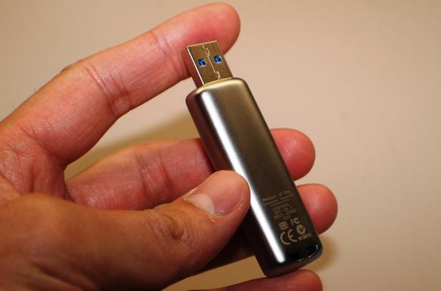 USBフラッシュドライブ

　USBフラッシュドライブが市販されたのは2000年になってからだったが、発明され、その後に特許が取得されたのは1999年だった。最初に発売された製品の容量は数Mバイトだったが、現在は数百Gバイトの容量があるモデルもある。