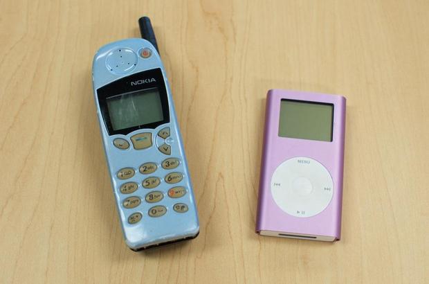 2G携帯電話

　第2世代（2G）携帯電話は、最初のGSMネットワークがフィンランドでスタートした後、1990年代に登場した。2Gサービスは、アナログではなくデジタル方式の通信を使用しており、SMS機能の登場につながった。同時に、3G携帯電話ネットワークとモバイルデータ通信の土台も築いた。