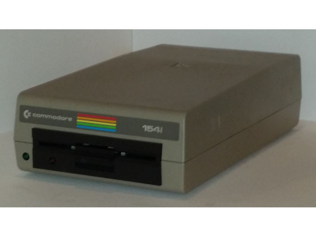 「Apple II」

　Disk IIを使用した最も一般的なコンフィギュレーション。Apple IIの本体上部にあるふたの部分は、小型のTVモニタとフロッピーディスク装置を置けるだけの十分なサイズになっていた。Appleが純正モニタを発表した後、ユーザーはコンピュータ本体の横にディスク装置を並べたり、コンピュータ本体とモニタの間にDisk IIを配置するようになった。