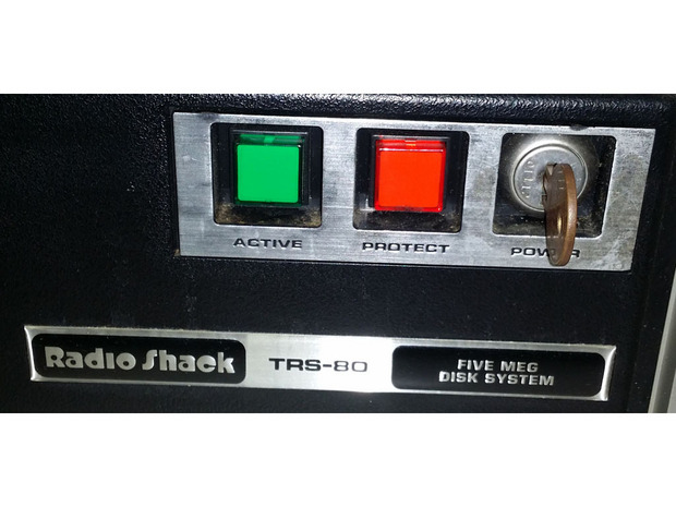 Tandy-Radio Shackのハードディスク操作パネル

　40才未満の人であれば、外部ハードディスク装置の電源を入れるのに鍵が必要だったというのは初耳かもしれない。