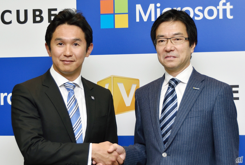 ブイキューブ 代表取締役社長CEO 間下直晃氏（左）と日本マイクロソフト 代表執行役会長 樋口泰行氏