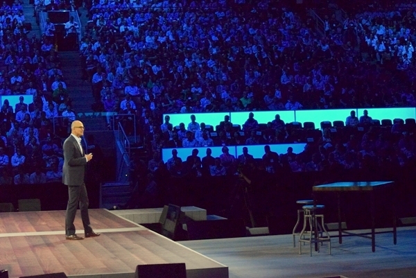 1万6000人を集めたWPC 2016最初の基調講演に臨む最高経営責任者（CEO）のSatya Nadella氏