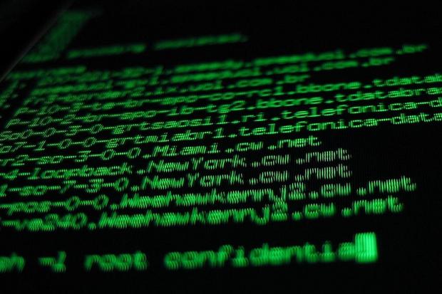 NSAのハッキングツールが流出し、オークションにかけられる

　NSAが情報収集や監視活動に使用していたとされるハッキングツールが盗み出されていたことが8月に発覚した。これは、Edward Snowden事件以来、最大規模の機密ファイル流出事件の1つとなった。FortinetとCisco Systemsのファイアウォールの防御を突破できるこれらのツールは後に、エクスプロイトツールを販売する謎のグループ「Shadow Brokers」によってオークションにかけられた。その後、過去にリークされていたSnowdenファイルのおかげで、このハッキングツールが米国政府に属するものであると確認された。