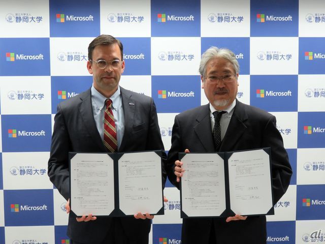 静岡大学の伊東幸宏学長（右）と日本マイクロソフトの平野氏