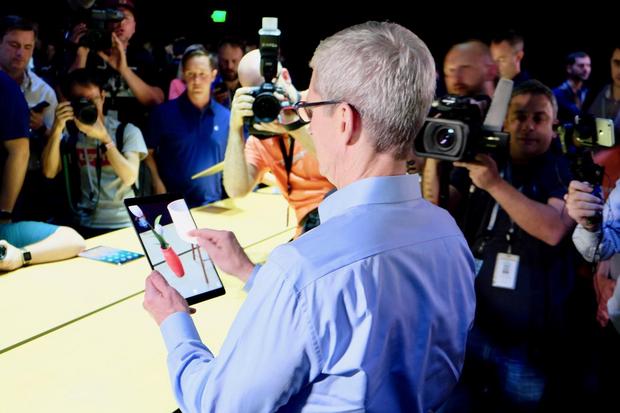 最高経営責任者（CEO）のTim Cook氏が、Appleの新しい拡張現実（AR）プラットフォームをデモ。