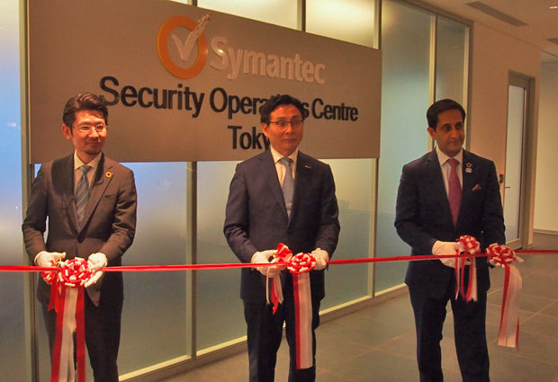 新東京SOCの開所式に臨むシマンテックの滝口氏、日産自動車の行徳氏、SymantecのKapuri氏（写真左から）''