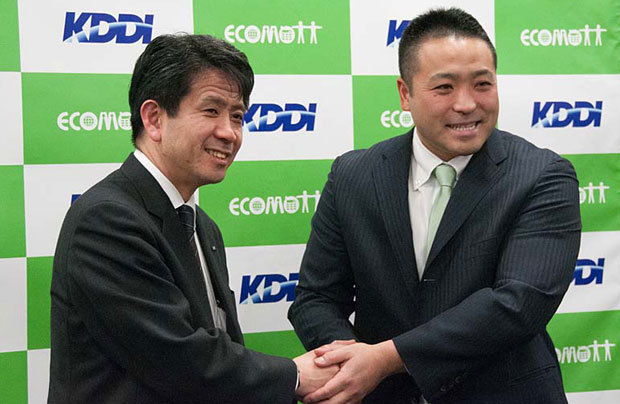 資本提携を発表したKDDI ビジネスIoT企画部長の原田圭悟氏（左）とエコモット 代表取締役の入澤拓也氏