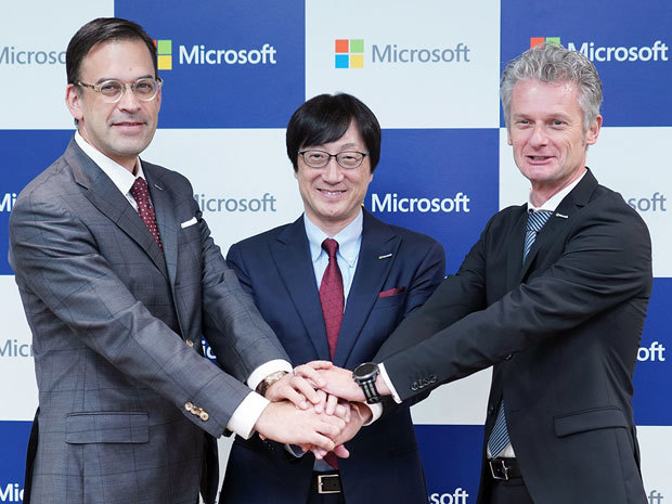 日本マイクロソフトの代表取締役社長に就任した吉田仁志氏（中央）と前任で米Microsoft ワン コマーシャル パートナーグループ バイスプレジデント グローバル システムインテグレータービジネス担当の平野拓也氏（左）、Microsoft CVP Asia PresidentのRalph Haupter氏