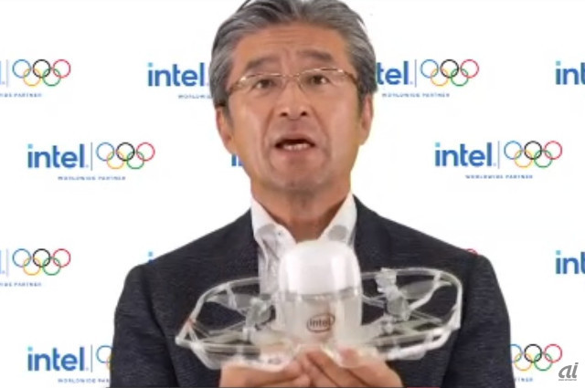 最新型のドローンを手にするインテル 代表取締役社長の鈴木国正氏