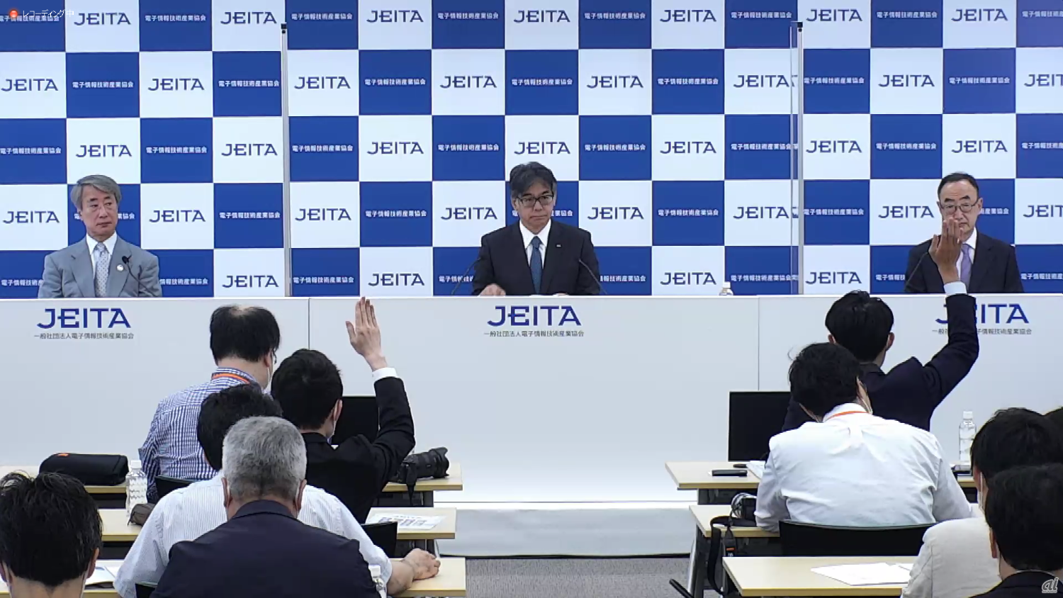 写真1：記者会見の様子。左から、JEITAの専務理事の長尾尚人氏、時田氏、常務理事の川上景一氏