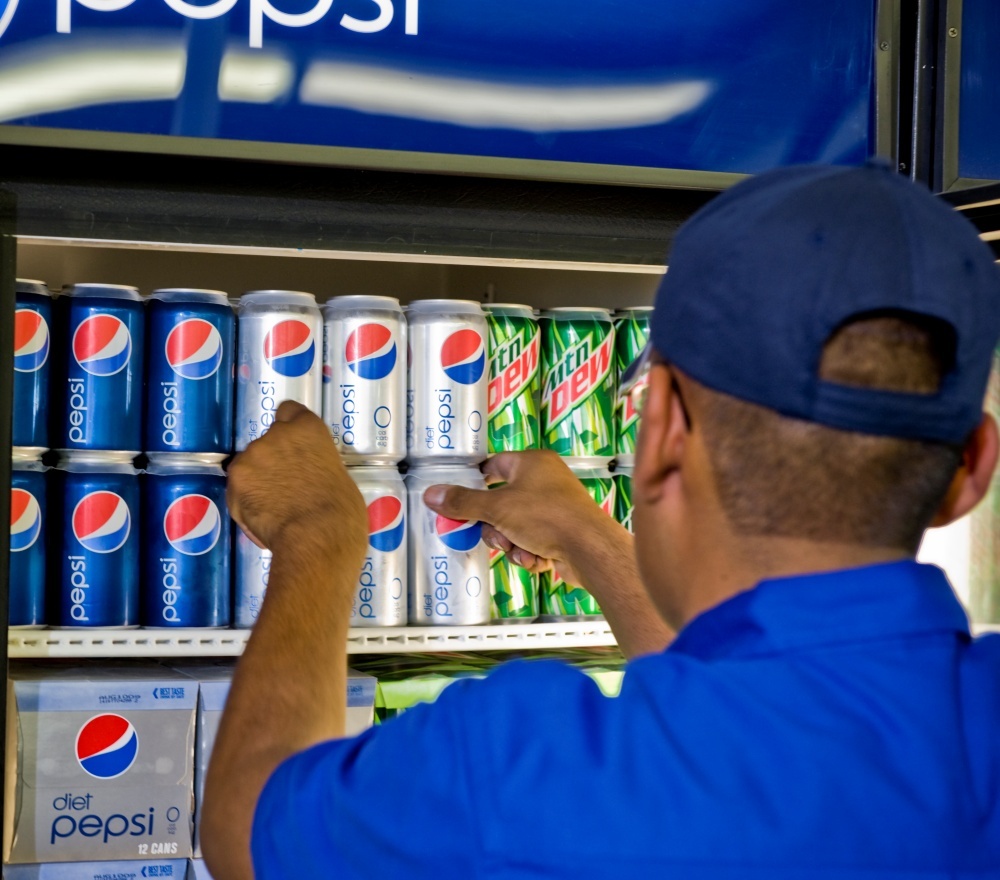 Pepsiの缶を並べる人物