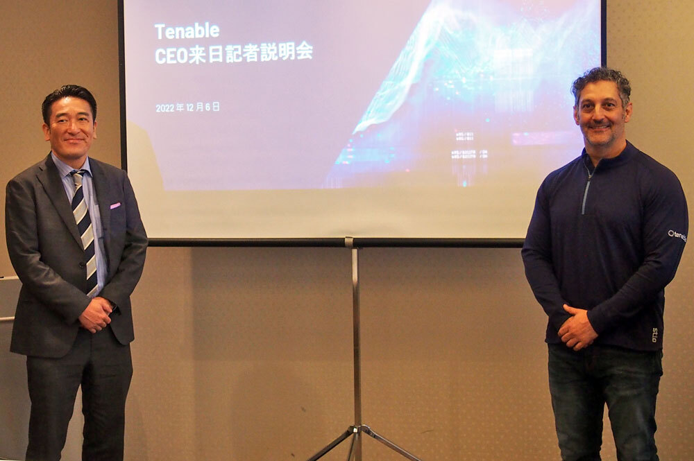 米Tenable 会長兼CEOのAmit Yoran氏（右）と日本法人カントリーマネージャーの貴島直也氏