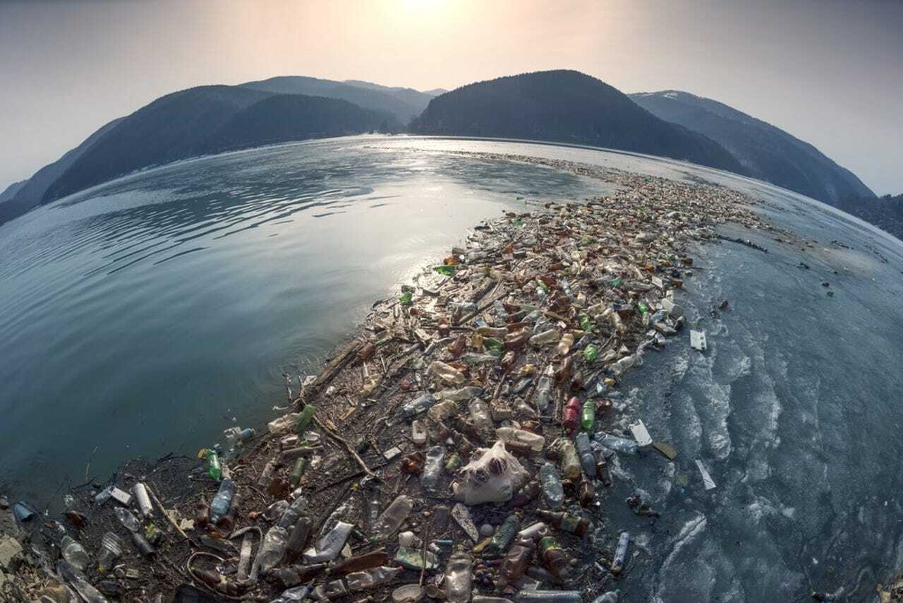 海面に浮かぶ大量のゴミ
