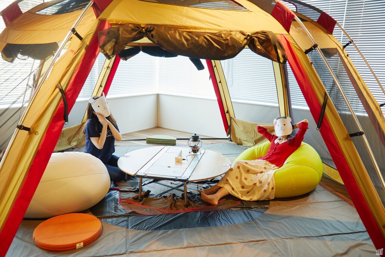 キャンプ場内の大きなテントの中にいると、のんびりした気分になれるわね。ここで会議をすると新しいアイデアがどんどん湧いてきそうだわ。
