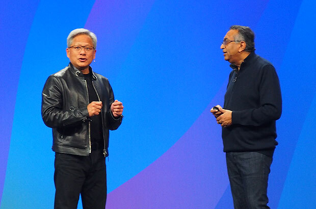 「VMware Explore 2023」に登壇したNVIDIA 創業者 CEOのJensen Huang氏（左）とVMware CEOのRaghu Raghuram氏