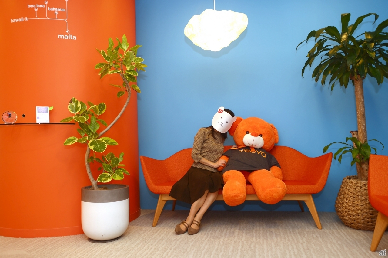 2022年にリニューアルされたオフィスは、コーポレートカラーのオレンジを基調としたデザインになっているの。今日Ziddyを案内してくれるVeevaのキャラクター「Vern」君もオレンジ色らしいんだけど、このクマちゃんがVern君なのかしら？
