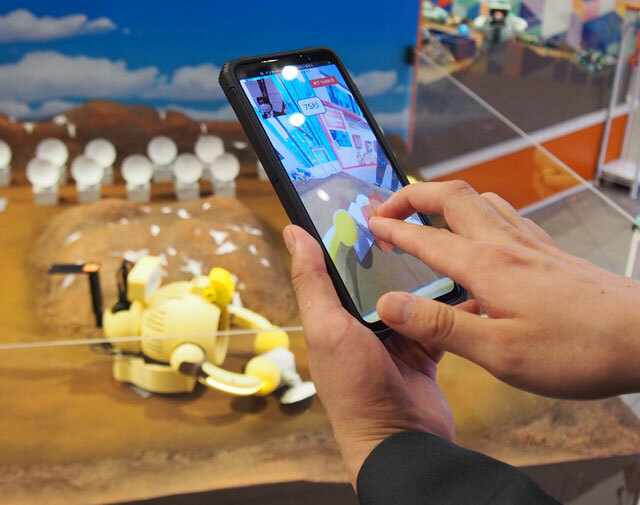 スマートフォンでロボットの遠隔操作を体験できる展示。