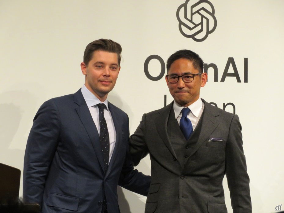 写真1：会見に臨むOpenAI 最高執行責任者（COO）のBrad Lightcap氏（左）とOpenAI Japan 代表執行役員社長の長崎忠雄氏