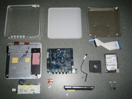 �@CNET News.com�̎o���T�C�g�ł���TechRepublic��Apple�́uApple TV�v�𕪉����Ă���BApple TV�͂ǂ̂悤�Ȏd�g�݂ɂȂ��Ă���̂��낤�HApple�͂��������ǂ�����āA���̒����^�̃P�[�X�ɂ��ׂĂ��l�ߍ��񂾂̂��낤���H���̃t�H�g���|�[�g�ł́A�O�ҁA���ҁA��҂ɕ�����Apple TV�𕪉����A�����ɕ��i���ǂ̂悤�Ɏ��߂��Ă���̂���T���Ă����B
