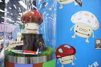 NTT�h�R���̐l�C�L�����N�^�[�g�h�R���_�P�h�B�G�X�J���[�^�[�t�߂ɐݒu���A�ʂ�l�̘b���U���Ă���