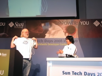 司会の増月孝信氏よりねこび～んTシャツを贈られるGosling氏