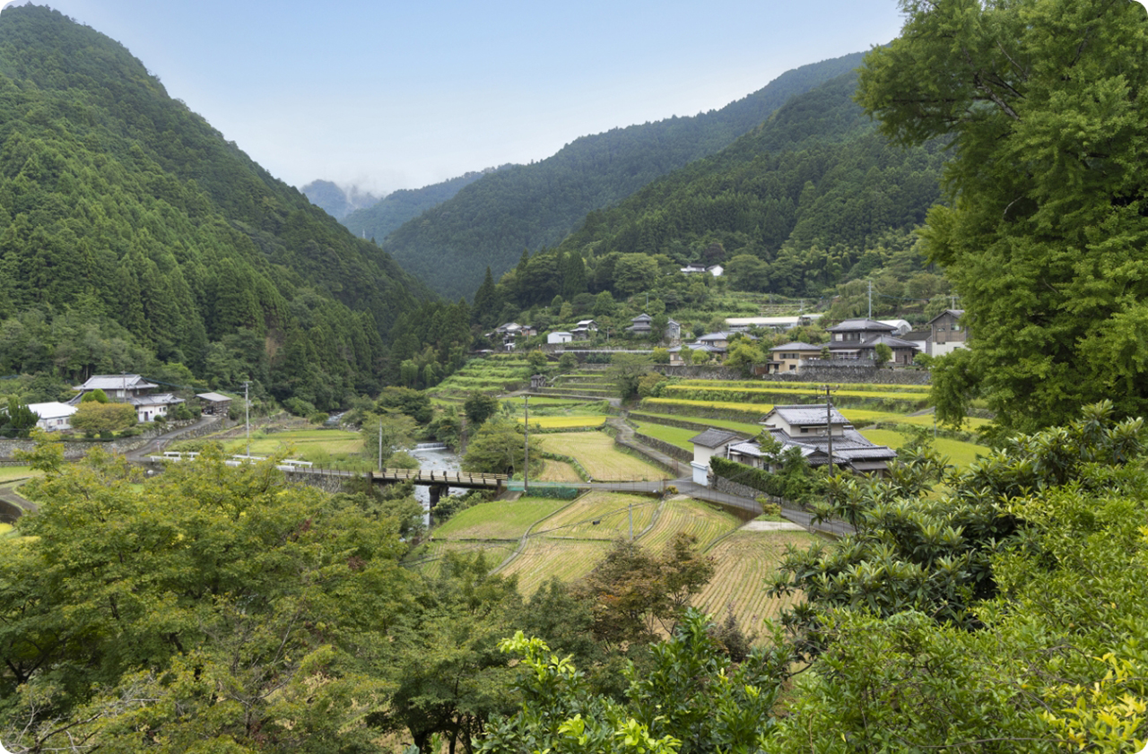 神山町は、都市部からのサテライト オフィスが進出し、多様な移住者が集まる地域として注目を集める