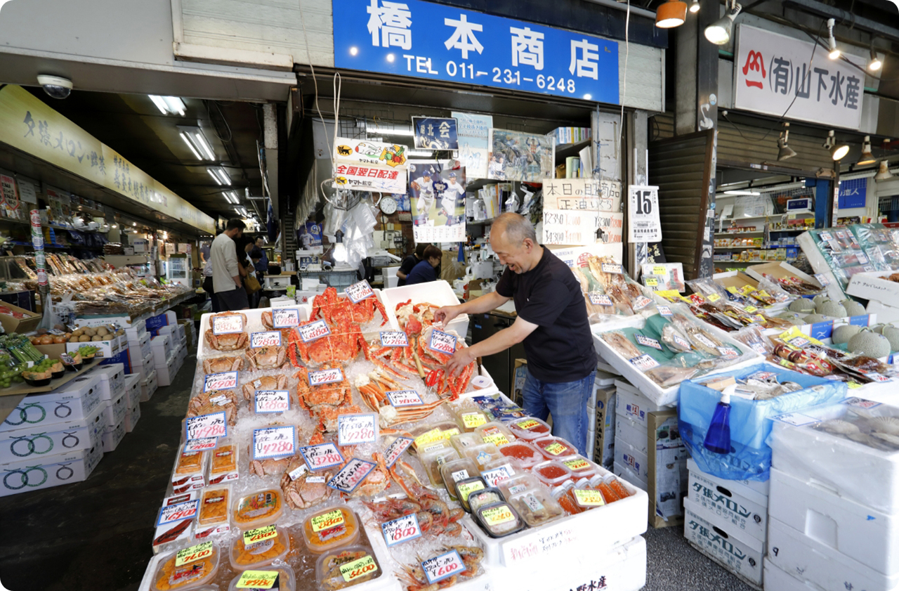 水産会社や鮮魚店が集まる「二条市場」は、威勢のいい掛け声が飛び交う