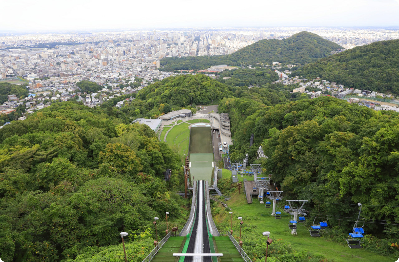 1972 年冬季オリンピックの競技場として使用された大倉山ジャンプ競技場は、展望台として大パノラマの眺望を楽しめる