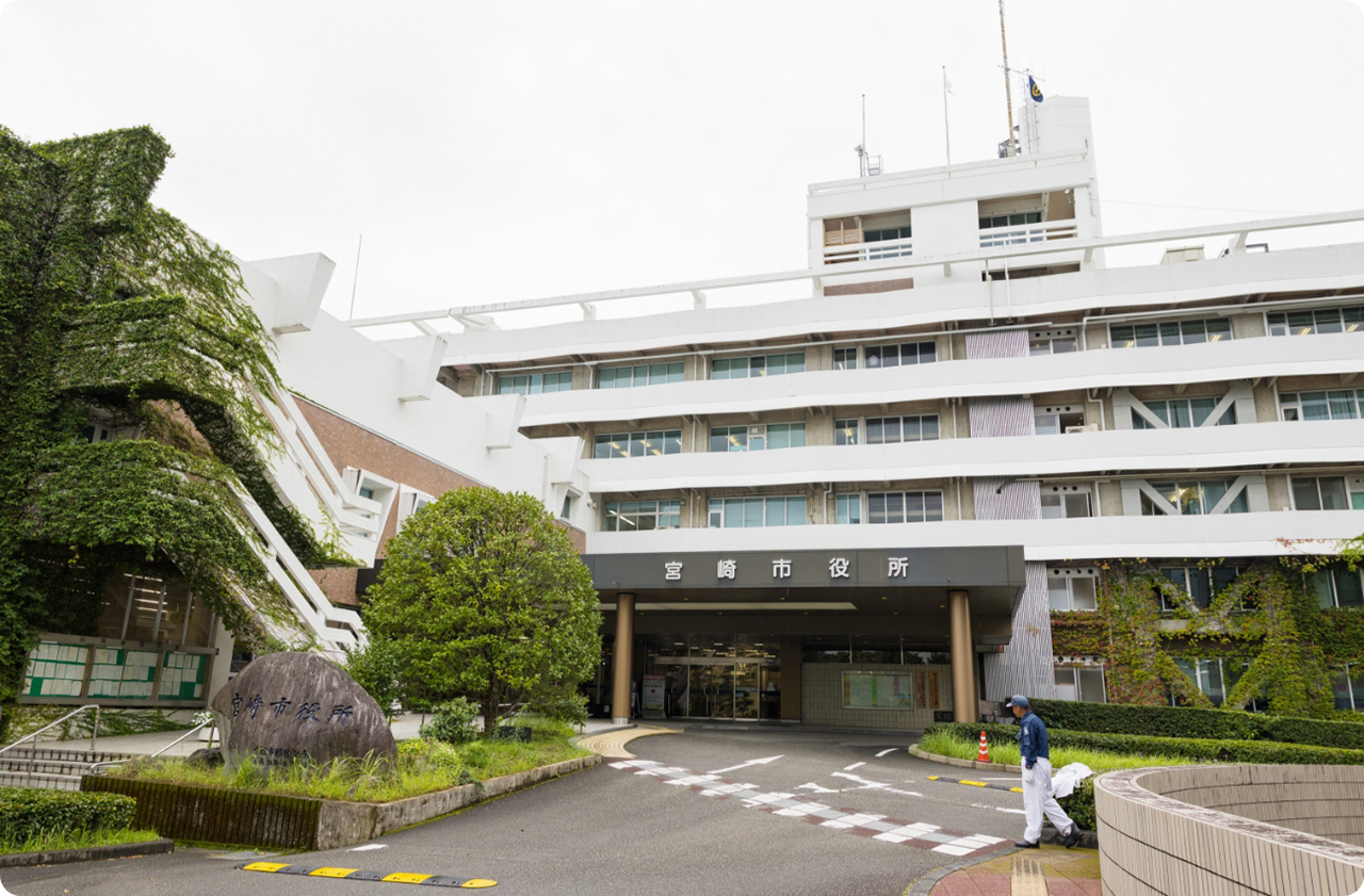 宮崎市役所本庁舎は、宮崎県を代表する大淀川沿いにあり、新庁舎の運用が、2031 年度に開始される予定