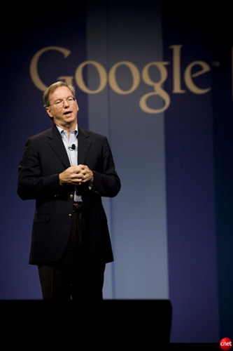 　Googleの会長兼最高経営責任者（CEO）であるEric Schmidt氏が米国時間5月27日、Google I/O 2009開幕の基調講演に登壇した。Schmidt氏は開発者らに対し、インターネットと全てのアプリケーションは今までよりも一層、連携することが可能になり、開発者らはそれを実現させる機会があると述べた。