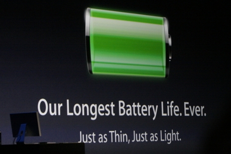 　新しい17インチのMacBook Proのバッテリの寿命は8時間で、1000回の充電が可能という。
