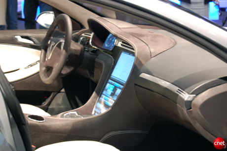 　フード下にもう1つトランクを備え、Model Sの荷物スペースは市販のあらゆる中型セダンをも凌ぐと報告されている。Teslaは、前輪をつけたままのマウンテンバイク、サーフボード、50インチのテレビと同時に収容できると主張する。