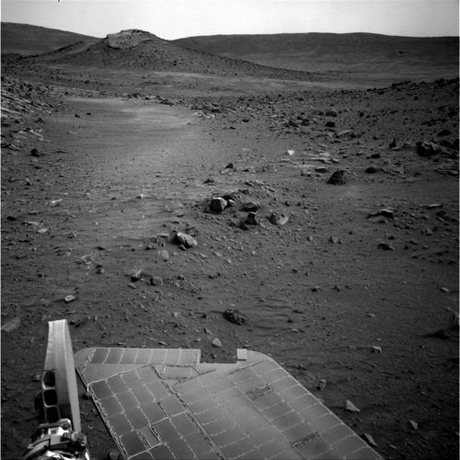 　2月17日（火星滞在1823ソル目）、Home Plateと呼ばれる低い台地の近くで撮影された、Spiritの周りの180度パノラマ画像。