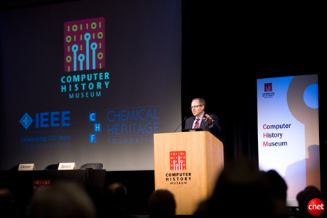 　カリフォルニア州マウンテンビュー発--プレナー型の集積回路（Integrated Circuit）誕生50周年を祝う式典が1週間開催された。こちらはComputer History Museumの最高経営責任者（CEO）John Hollar氏が米国時間5月8日、式典の閉会の挨拶に立つ様子。