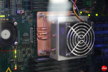 　SCCプロセッサの周囲の銅板のサイズと量から判断して、IntelはSCCチップを低温に保ちたいようだ。